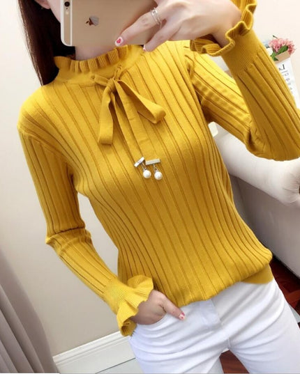 Damski sweter dziergany wykończony falbanką