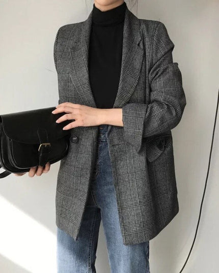 Damski płaszcz w kratkę o kroju marynarki