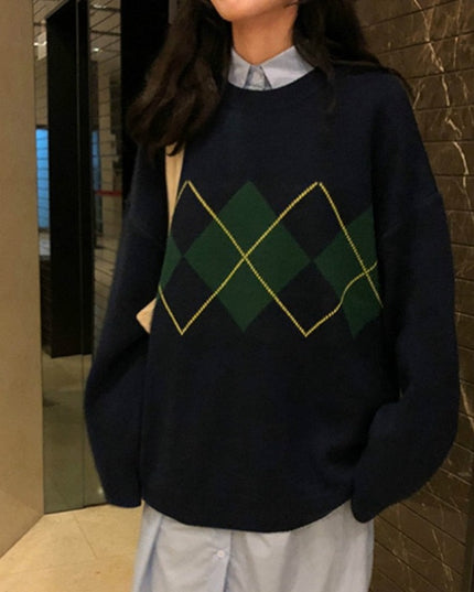 Damski sweter dziergany z ozdobnym wzorem