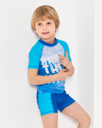 Dwuczęściowy kostium kąpielowy dla chłopca z napisami