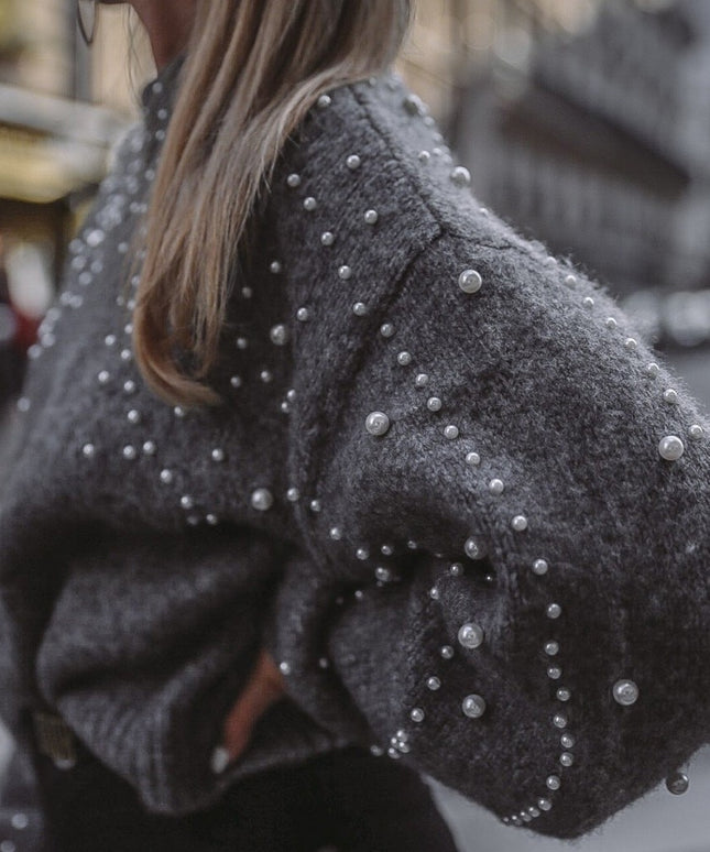 Damski sweter typu półgolf ozdobiony perełkami