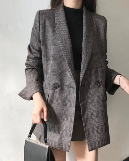 Damski płaszcz w kratkę o kroju marynarki