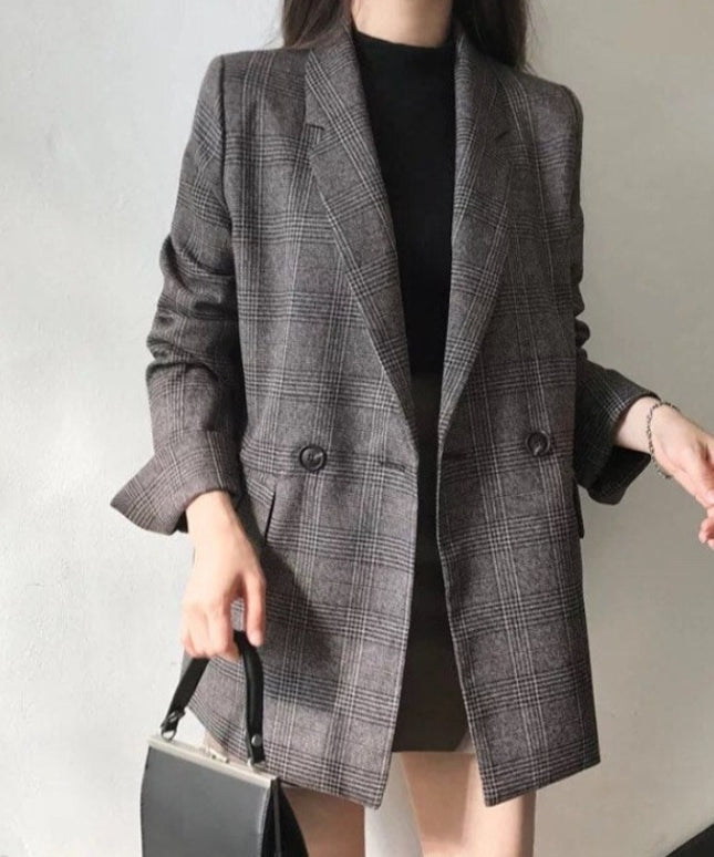 Damski płaszcz w kratkę o kroju marynarki