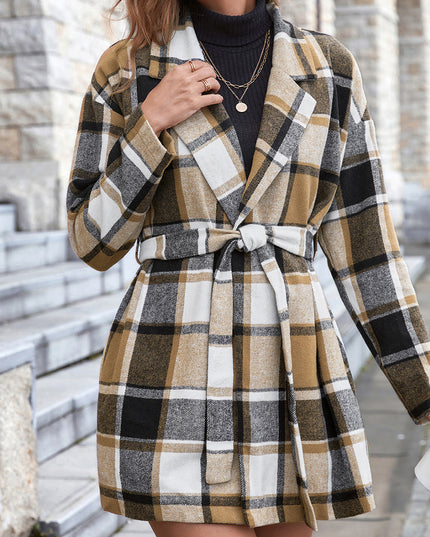 Damski płaszcz w kratkę wiązany w talii