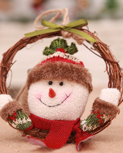 Świąteczna ozdoba wisząca na ratanowym okręgu z bałwanem