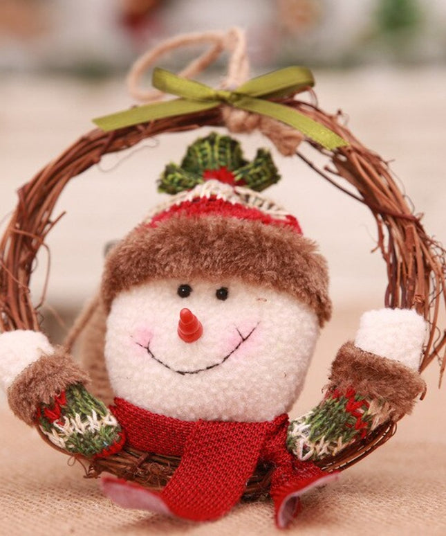 Świąteczna ozdoba wisząca na ratanowym okręgu z bałwanem