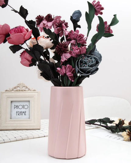 Wazon o prostym kształcie w jasnych kolorach