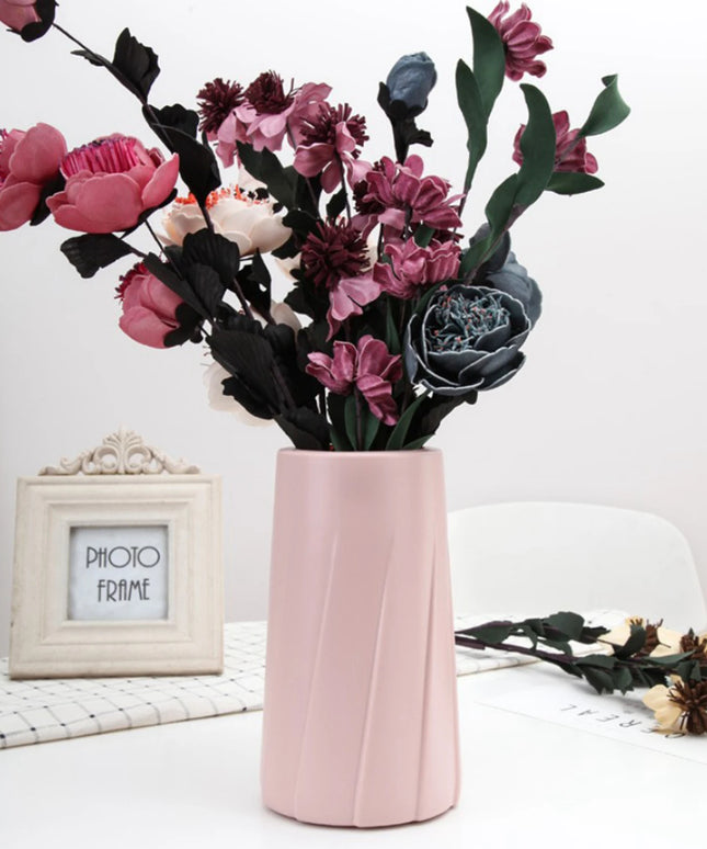 Wazon o prostym kształcie w jasnych kolorach