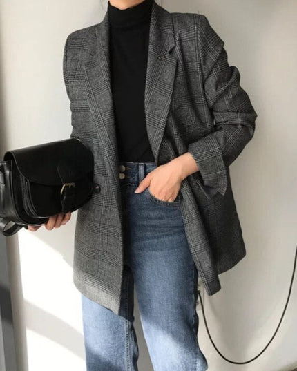 Damski płaszcz w kratkę o kroju marynarki