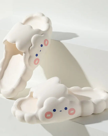 Klapki na platformie z motywem chmurki