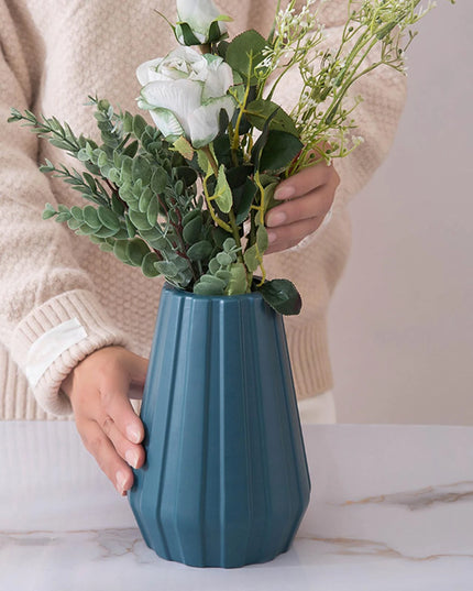 Wazon z prążkowanym wykończeniem nowoczesny styl