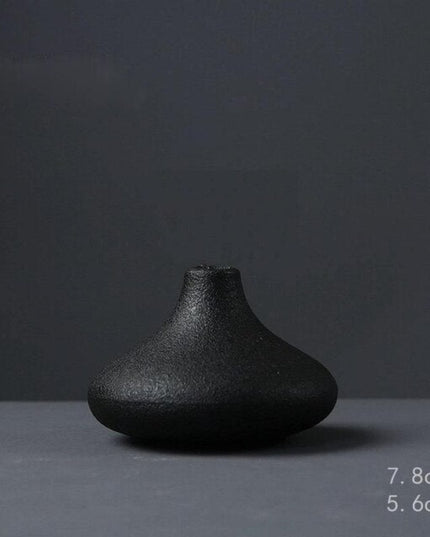 Wazon dekoracyjny w japońskim stylu w czarnych kolorach