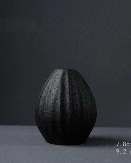 Wazon dekoracyjny w japońskim stylu w czarnych kolorach