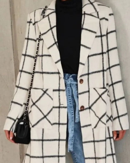 Damski płaszcz w kratkę z kieszeniami