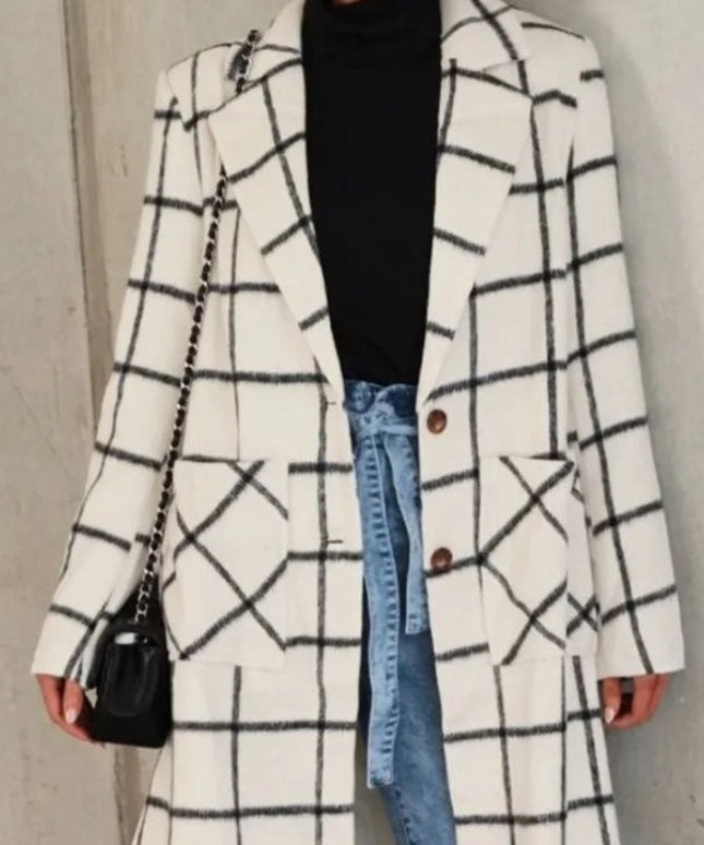 Damski płaszcz w kratkę z kieszeniami