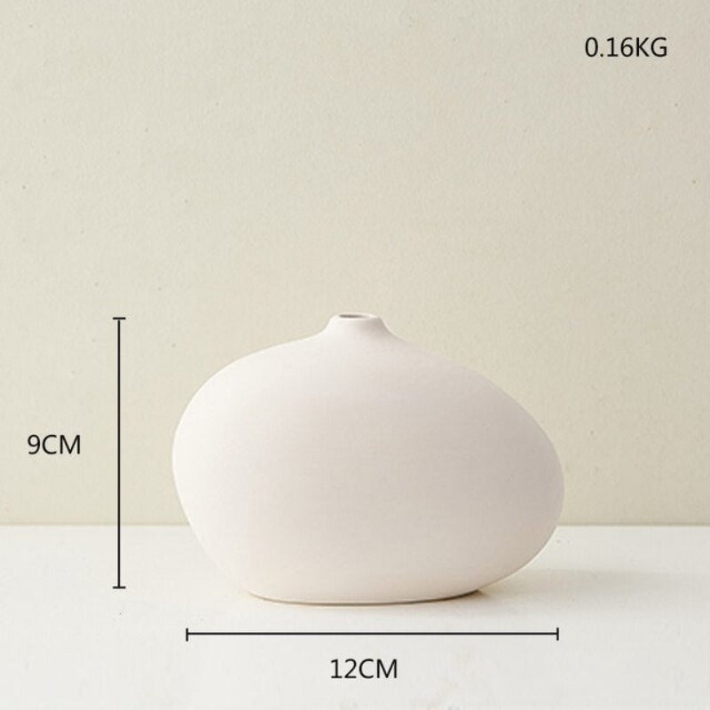 Wazon ceramiczny w jasnych kolorach reguralne kształty