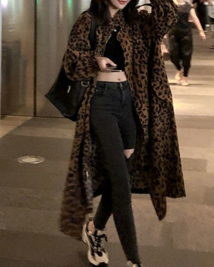 Damski płaszcz w panterkę