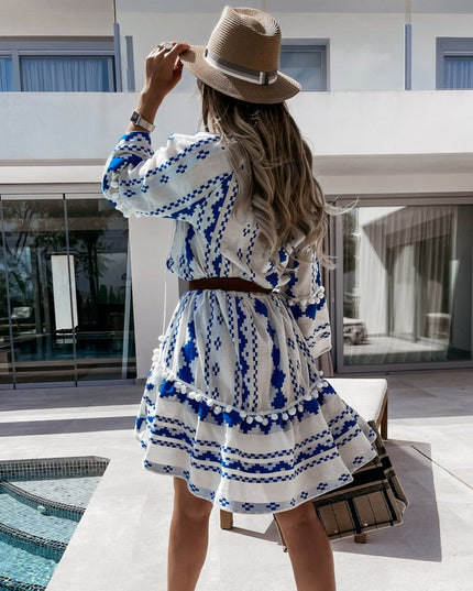 Sukienka mini zwiewna w geometryczne wzory na lato