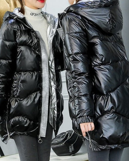 Damska kurtka z połyskującej tkaniny rozpinana po bokach