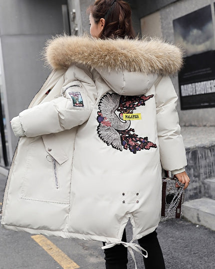 Damska kurtka zimowa z naszywką na plecach i kapturem