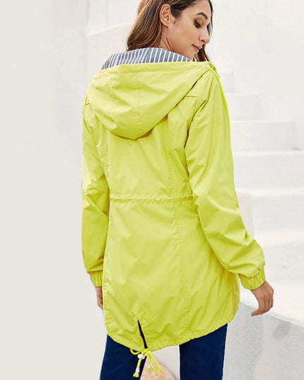 Damska kurtka przejściowa taliowana z kapturem