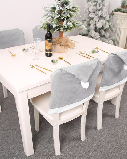 Świąteczny szary pokrowiec na krzesło z czapką Mikołaja