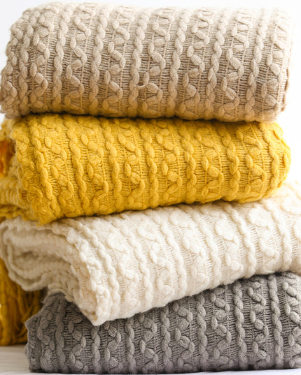 Pleciony koc z fakturą i frędzlami