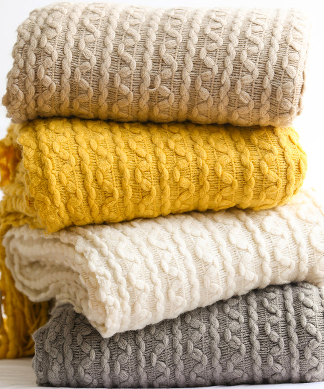 Pleciony koc z fakturą i frędzlami