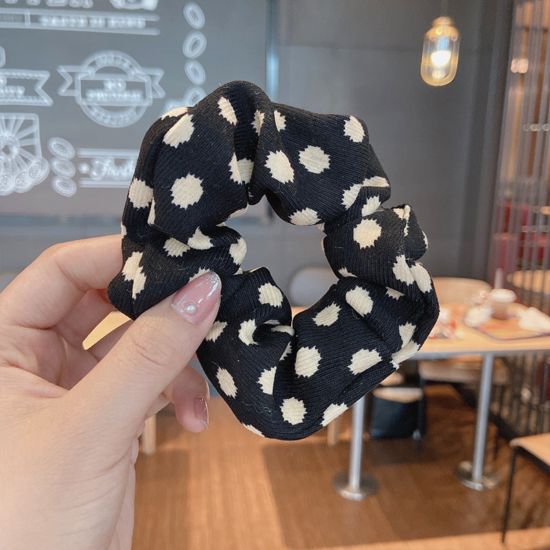 Gumka do włosów scrunchie czarna w kropki - Akcesoria do stylizacji włosów