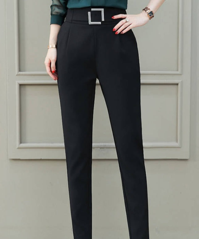 Damskie spodnie chinosy z ozdobną klamrą