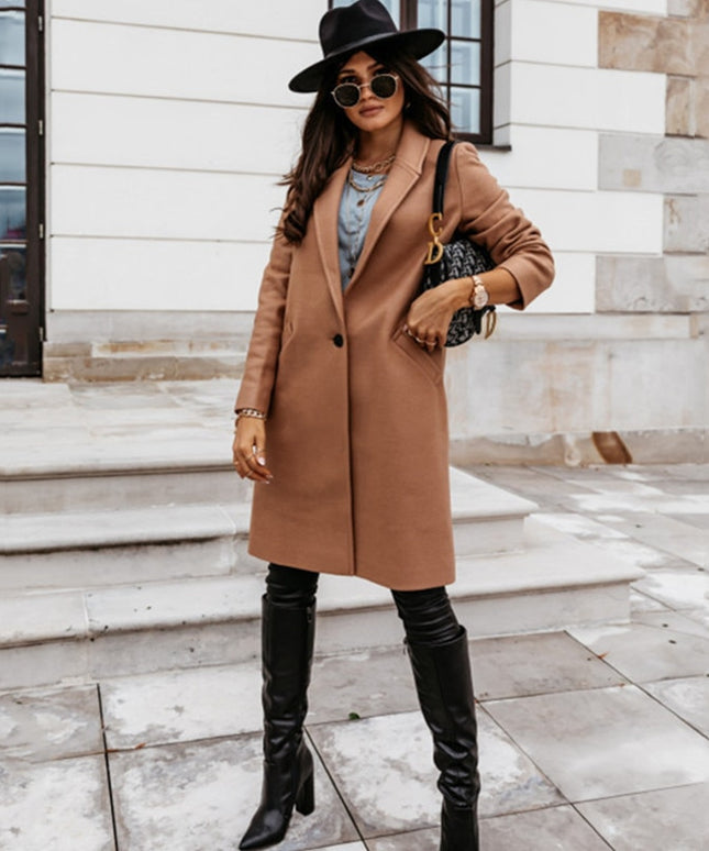 Damski płaszcz o klasycznym kroju
