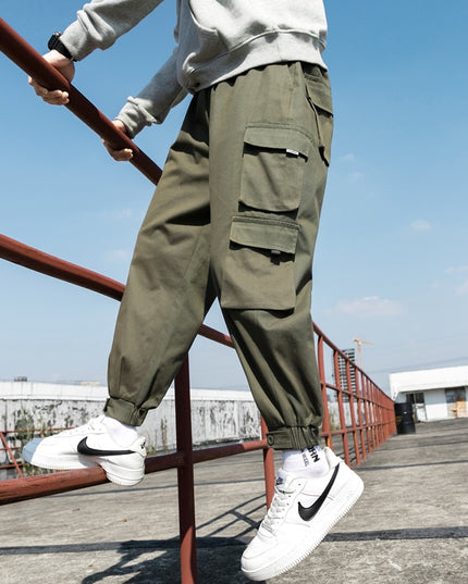 Męskie spodnie bojówki z dwoma kieszonkami na nogawce
