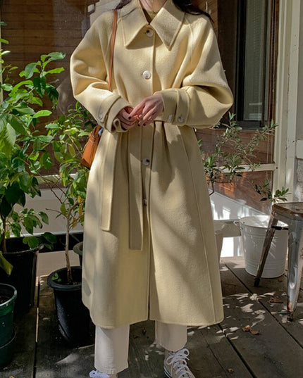 Damski długi płaszcz z wiązaniem w talii