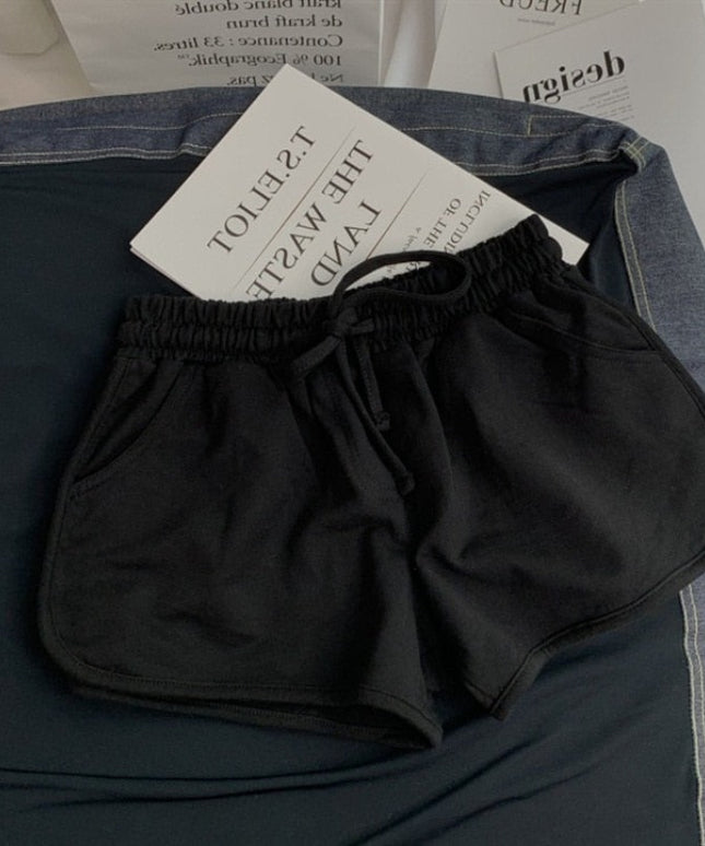 Damskie szorty sportowe z rozcięciem po bokach