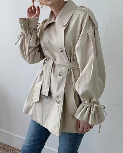 Damski płaszcz o kroju trencza