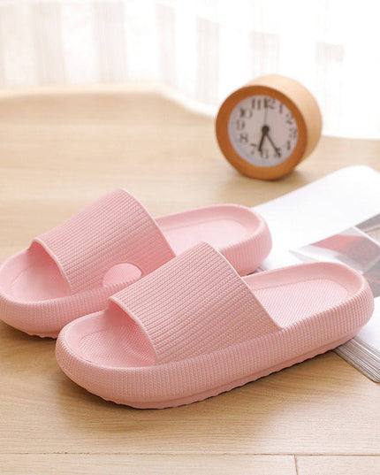 Miękkie klapki na platformie w modnym fasonie