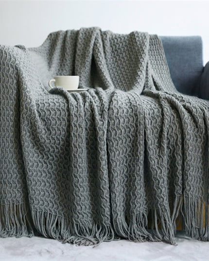 Pleciony koc z fakturą i frędzlami