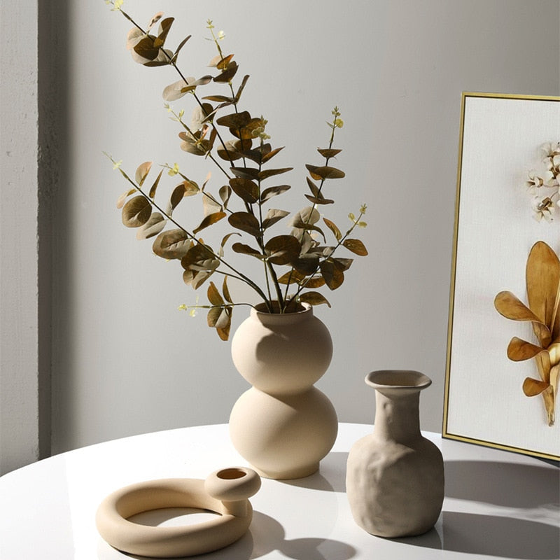 Wazon ceramiczny o nieregularnym kształcie w jasnym kolorze