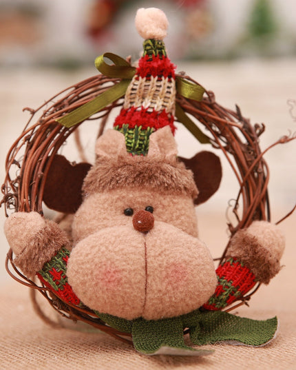 Świąteczna ozdoba wisząca na ratanowym okręgu z reniferem