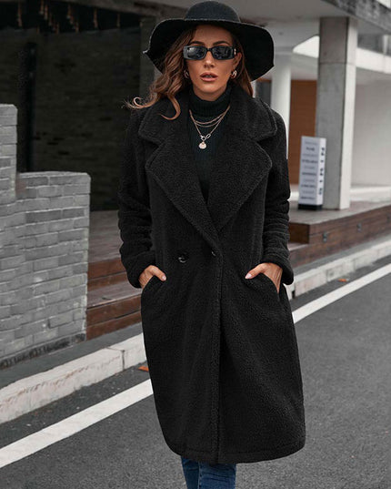 Damski płaszcz z futrzanego materiału zapinany na guzik