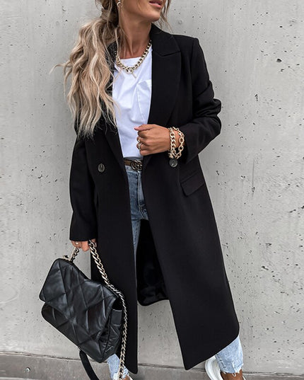 Damski płaszcz o klasycznym kroju długości za kolano