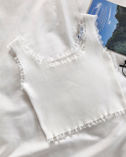 Damski crop top na ramiączkach prążkowany z koronkowym wykończeniem