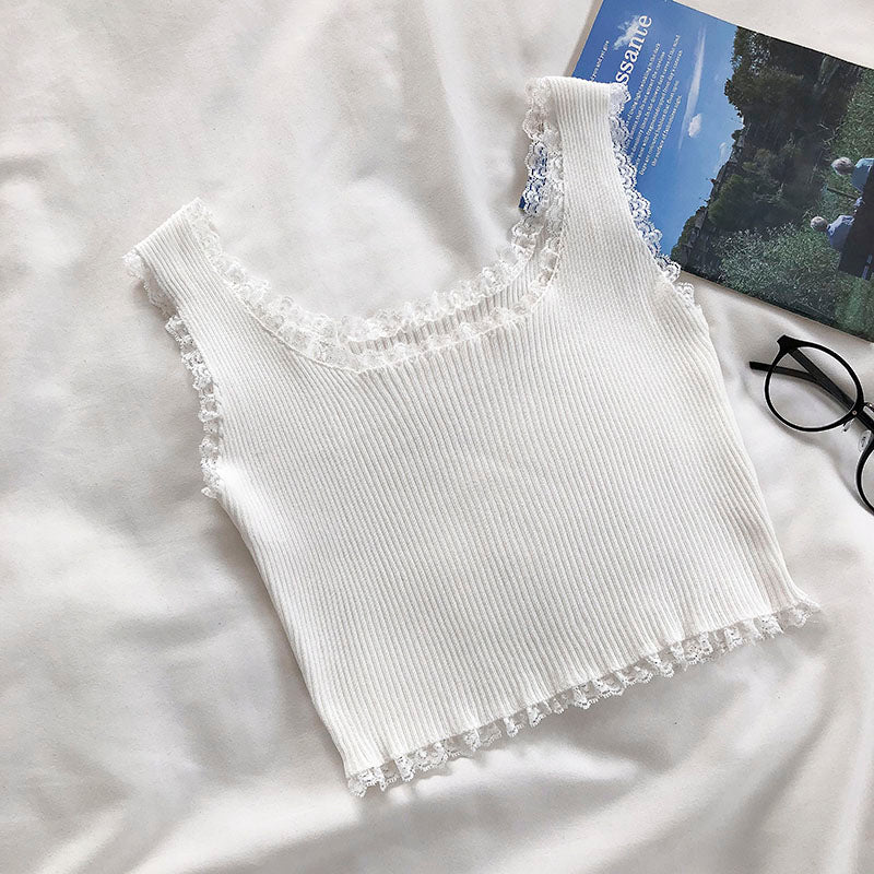 Damski crop top na ramiączkach prążkowany z koronkowym wykończeniem