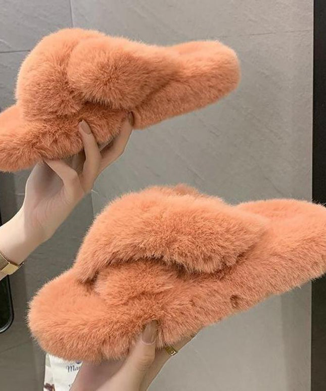 Damskie klapki futrzane z ozdobnym splotem