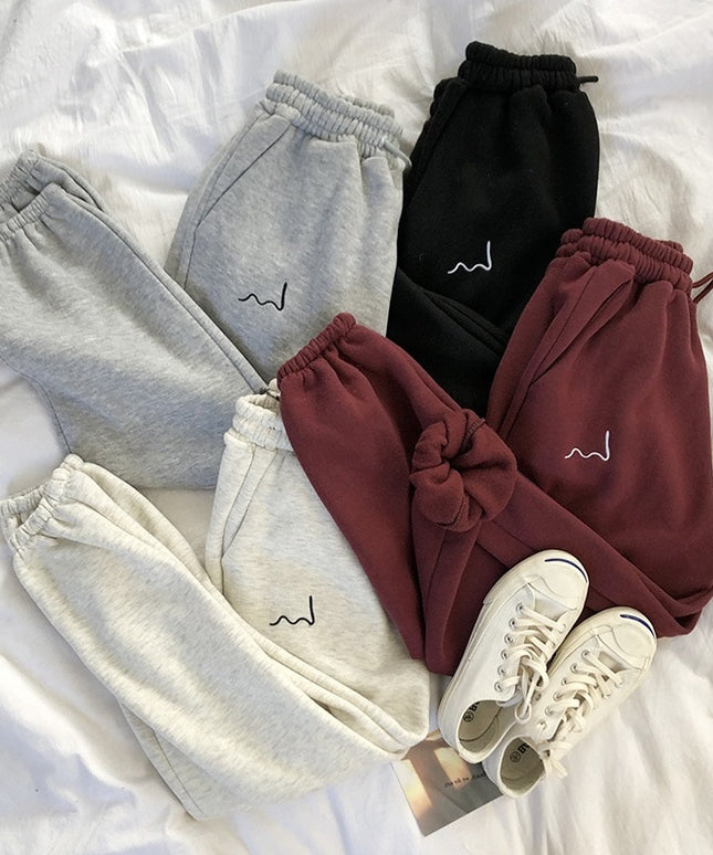 Damskie spodnie dresowe z naszywką i wysokim stanem