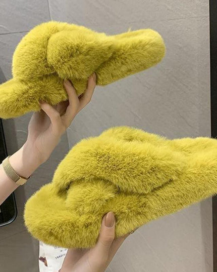 Damskie klapki futrzane z ozdobnym splotem