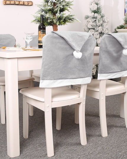 Świąteczny szary pokrowiec na krzesło z czapką Mikołaja