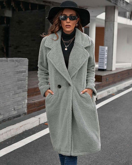 Damski płaszcz z futrzanego materiału zapinany na guzik