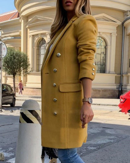 Damski płaszcz zimowy ze złotymi guzikami