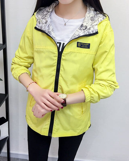 Damska sportowa kurtka przejściowa z wzorzystym kapturem